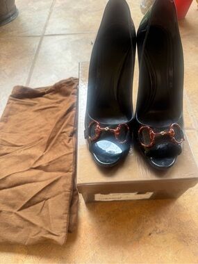 Gucci Black Patent Leather Peep-Toe Heels with Tortoiseshell Horsebit